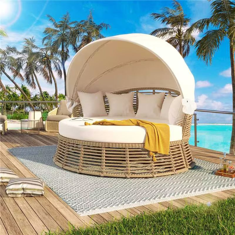 Lit de repos extérieur rond Élanor en résine tressée beige avec toit rétractable